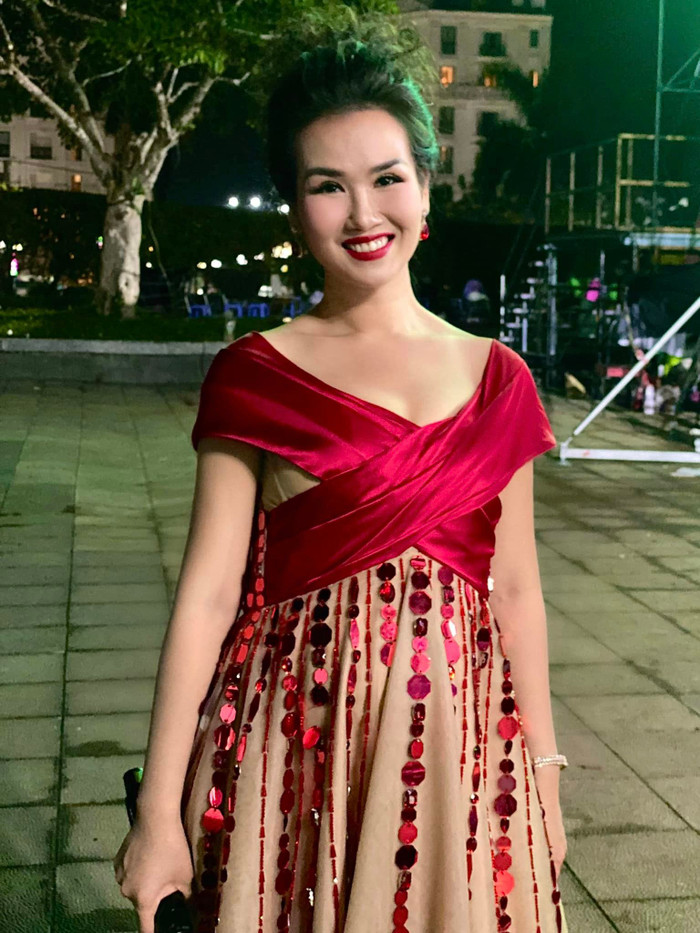 Mẹ bầu Võ Hạ Trâm chăm chỉ đi diễn.