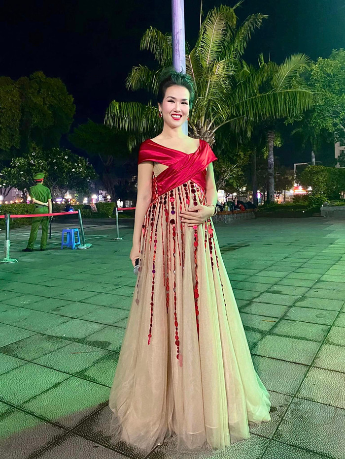 Nhan sắc mẹ bầu Võ Hạ Trâm ngày càng mặn mà.