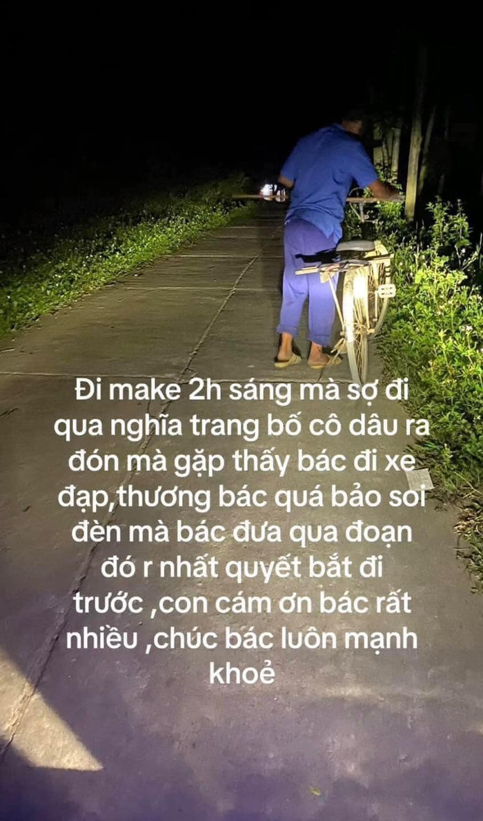 Hình ảnh bố cô dâu soi đèn, 2h sáng ra đón thợ vào nhà trang điểm cho con gái