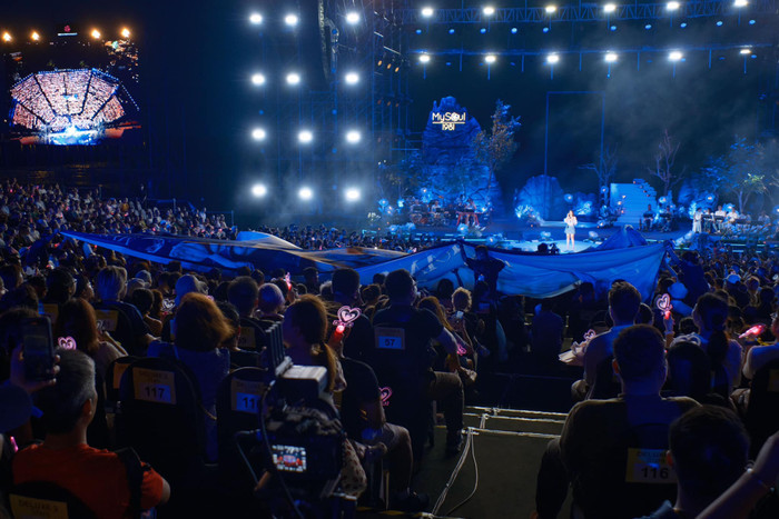 FC Mỹ Tâm còn thực hiện một project đặc biệt nhằm tạo bất ngờ cho nữ ca sĩ đó chính là làm một tấm banner với kích thước lớn có in hình ảnh nữ ca sĩ cùng dòng chữ 'Mỹ Tâm, I love you to the moon and back'.Tấm banner này được khán giả truyền tay nhau đi khắp khán đài trong lúc đêm nhạc đang diễn ra, tạo nên một khoảnh khắc vô cùng đáng nhớ.