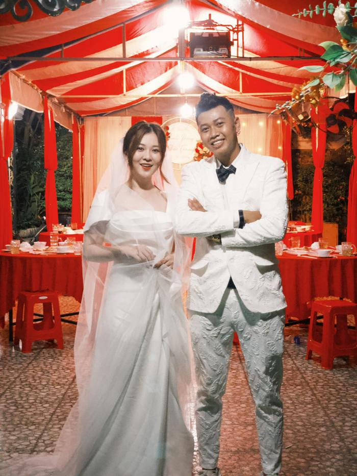 Bình Hưng đảm nhận những vai diễn nhỏ nhưng ghi dấu ấn nhờ sự hài hước.