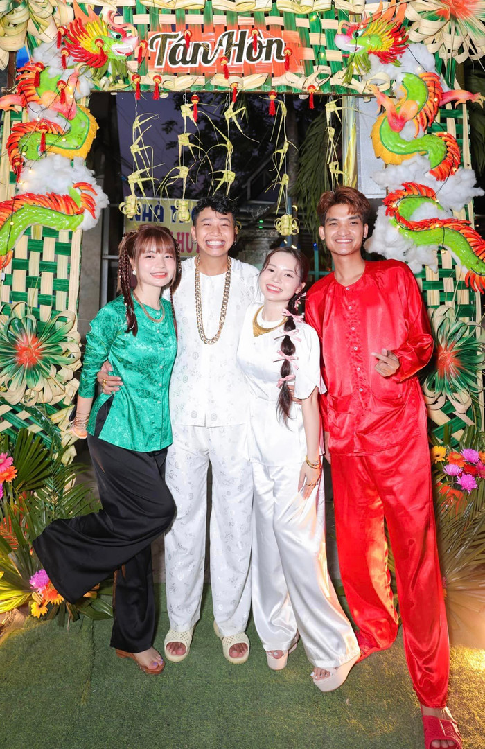 Lễ ăn hỏi của cặp đôi diễn ra trước đó.