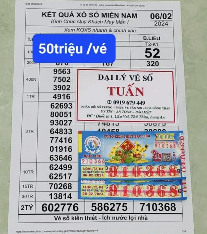 Một thanh niên khu vực Cầu Voi trúng 2 tờ an ủi đến đại lý vé số Tuấn đổi thưởng - Nguồn ảnh: Dân Việt.