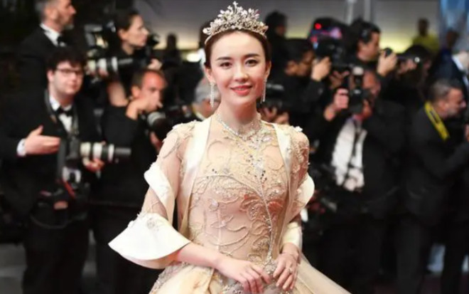 Chi hơn 300 triệu đồng để bước lên thảm đỏ Cannes, mỹ nhân bị chế giễu Ảnh 2