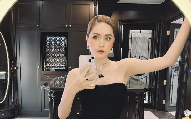 Nữ đại gia TPHCM vừa xây biệt thự 400 tỷ đồng, 'phá kho' 100 cây vàng là ai? Ảnh 2