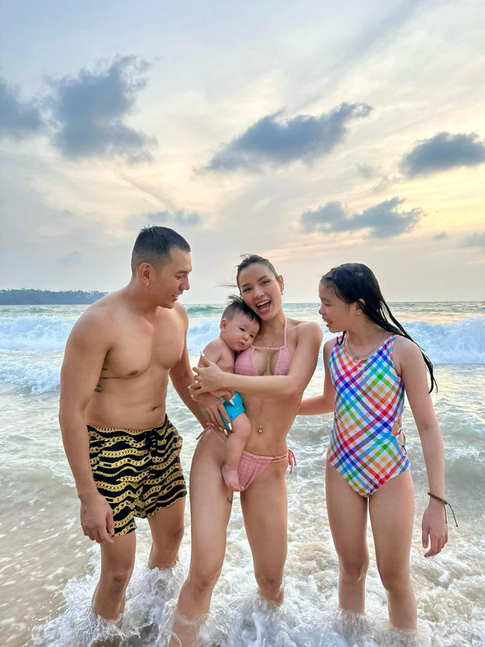 Phương Trinh Jolie diện bikini táo bạo trong kỳ du lịch biển cùng gia đình.