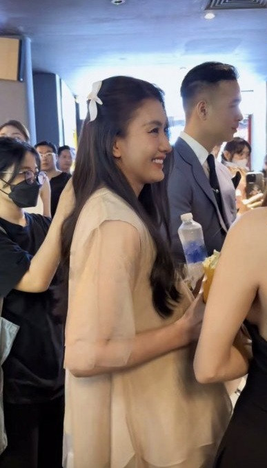 Nguyệt Ánh lộ phần bụng to khác thường, dân tình nghi đang mang thai lần thứ hai. 