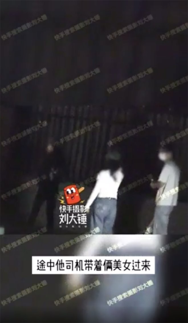 Nam diễn viên đưa 2 cô gái về nhà riêng sau 3 năm ly hôn vợ Ảnh 2