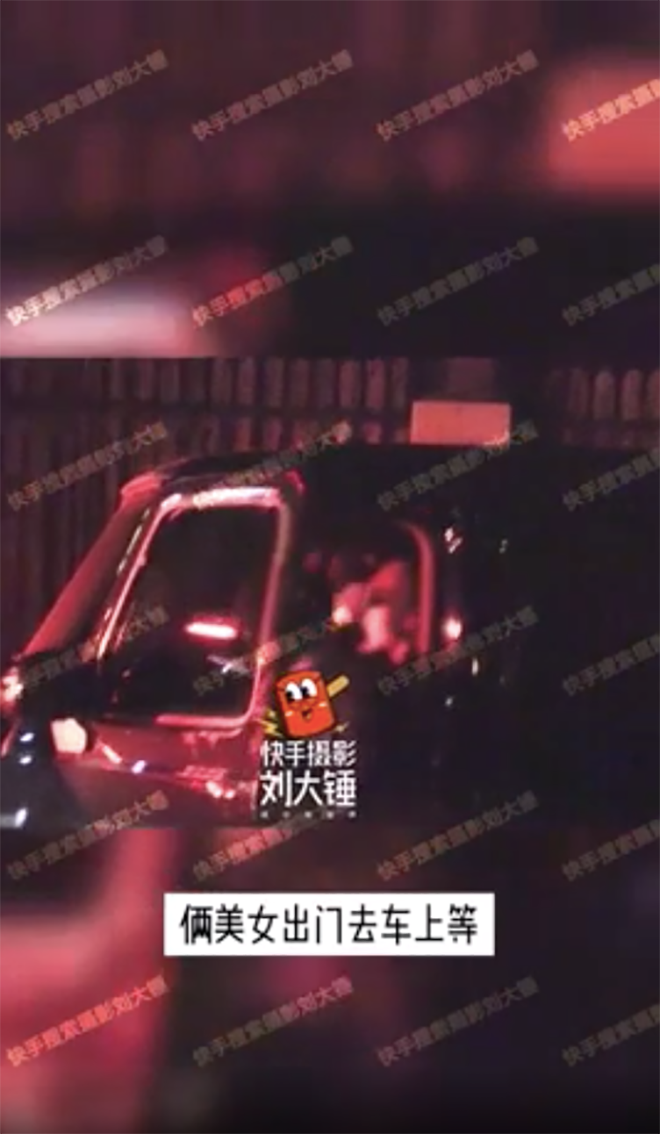 Hai cô gái cũng bị bắt gặp leo lên xe, về nhà riêng của nam diễn viên.