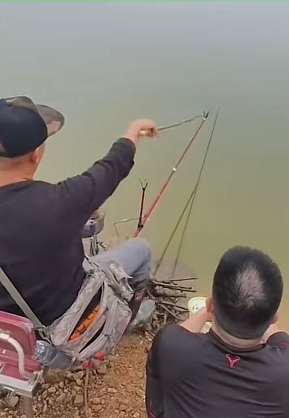 Sau một buổi chiều ngồi câu, cả hai đều không có lấy một con cá nào.