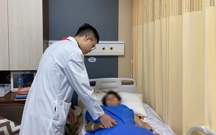 Nữ bác sĩ bị kính ở quán cà phê rơi đè người có thể quay lại làm việc? Ảnh 2