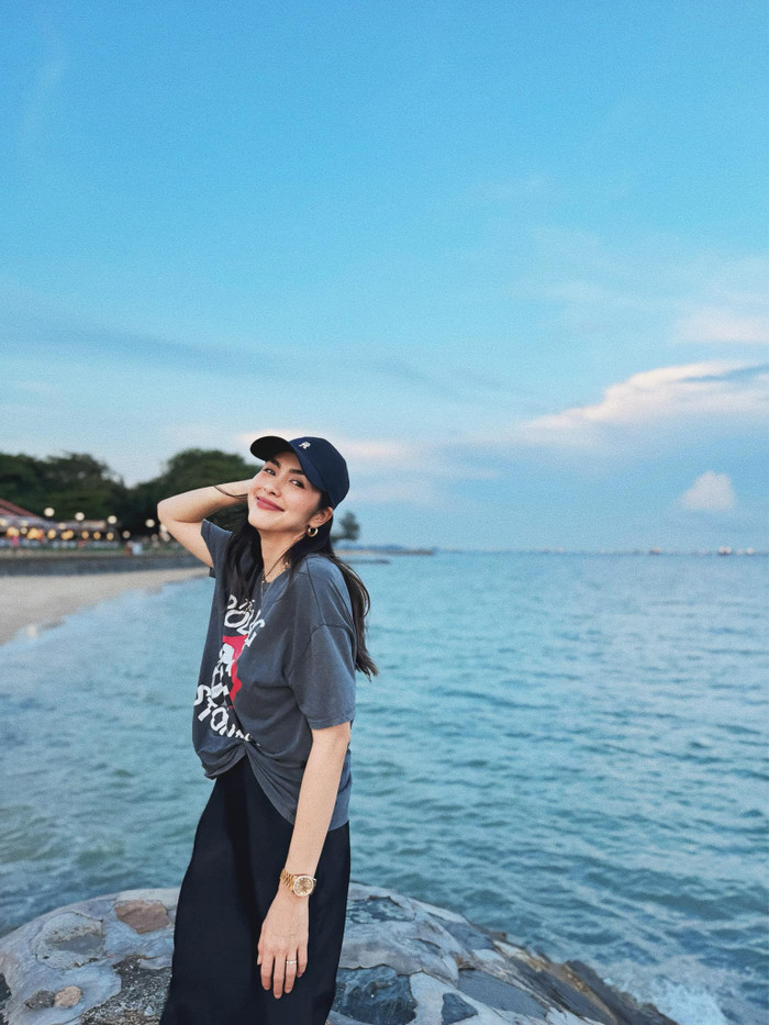 Dù diện trang phục kín đáo nhưng “ngọc nữ màn ảnh Việt” vẫn ghi điểm với nhan sắc bất bại trước thời gian. Phải công nhận một điều rằng, dù đã ở tuổi 37 nhưng gương mặt Tăng Thanh Hà như đang nằm ở tuổi đôi mươi. Rất khó để tìm ra được dấu hiệu lão hóa ở bà mẹ 3 con. Không chỉ nhan sắc, vóc dáng của Tăng Thanh Hà trong bộ ảnh này cũng được cư dân mạng khen ngợi hết lời. Trải qua tận 3 lần “vượt cản”, nhưng cô vẫn giữ được nét thanh mảnh, quyến rũ khiến hội chị em phải ghen tị.