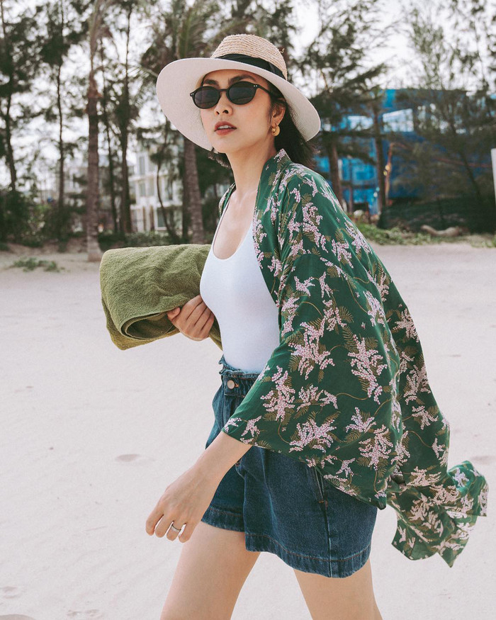 Đây có lẽ là khoảnh khắc quyến rũ hiếm hoi của Tăng Thanh Hà khi đi chơi biển. Cô chọn áo thun áo, quần jean ngắn và khoắc một lớp áo choàng lụa bên ngoài. Nữ diễn viên còn điểm thêm một màu son đó giúp tăng thêm thần quyến rũ và sang trọng.