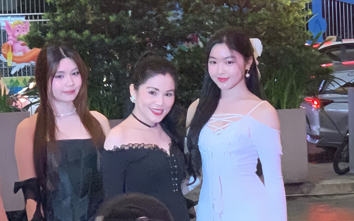 Nhan sắc bà xã Quyền Linh và hai ái nữ qua camera thường Ảnh 2