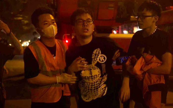 Cháy tòa nhà 4 tầng ở Hà Nội, nhiều người tháo chạy lên mái nhà đợi giải cứu Ảnh 2