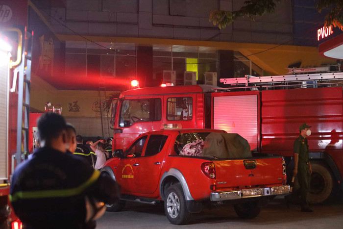 Lực lượng chữa cháy làm nhiệm vụ. Ảnh: VNE