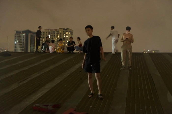 Nhiều người dân leo lên mái nhà chờ giải cứu. Ảnh: PLO