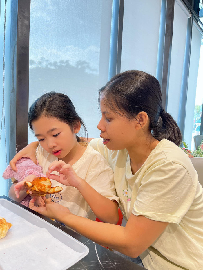 Bảo mẫu luôn dành mọi thứ tốt nhất cho nhóc tỳ.