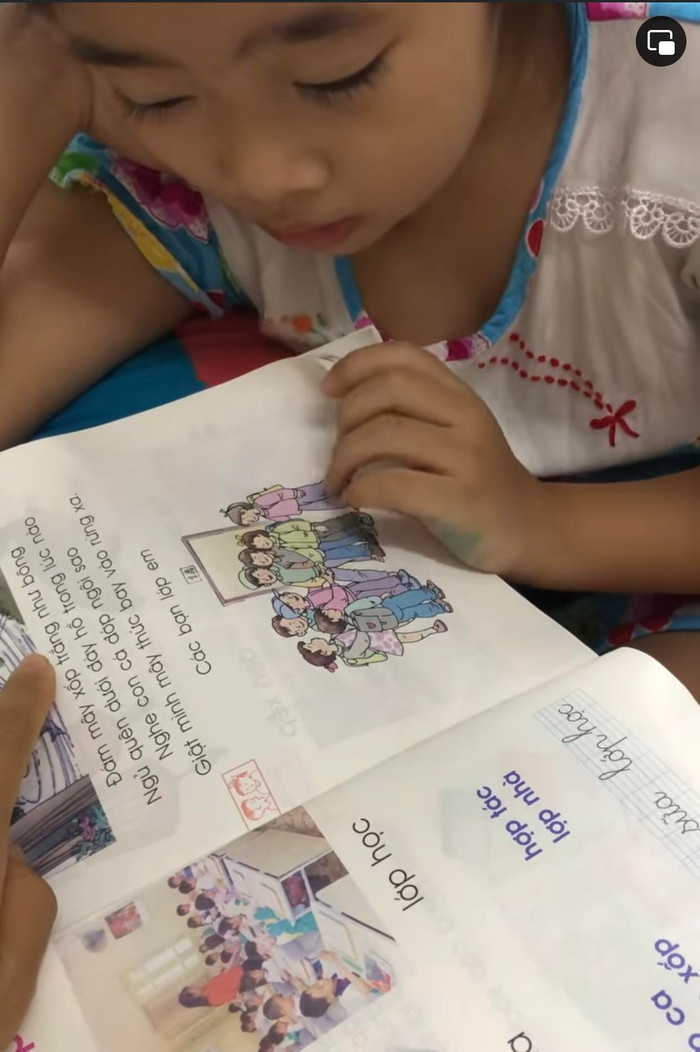 Lavie chăm chú học bài.