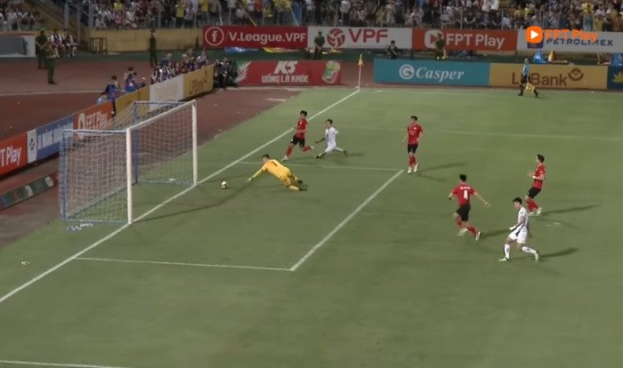 Sai lầm của thủ môn Nguyễn Filip trong ngày CLB CAHN thua Nam Định FC và thất thế trong cuộc đua vô địch.