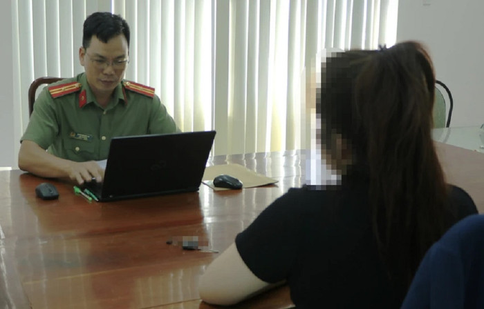 Người phụ nữ bị lừa đảo đến trình báo Cơ quan chức năng