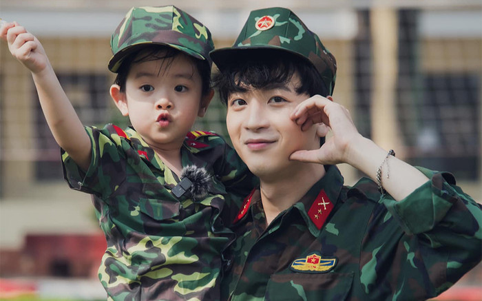 Lịm tim loạt ảnh quân phục của bố con Phí Ngọc Hưng Ảnh 2