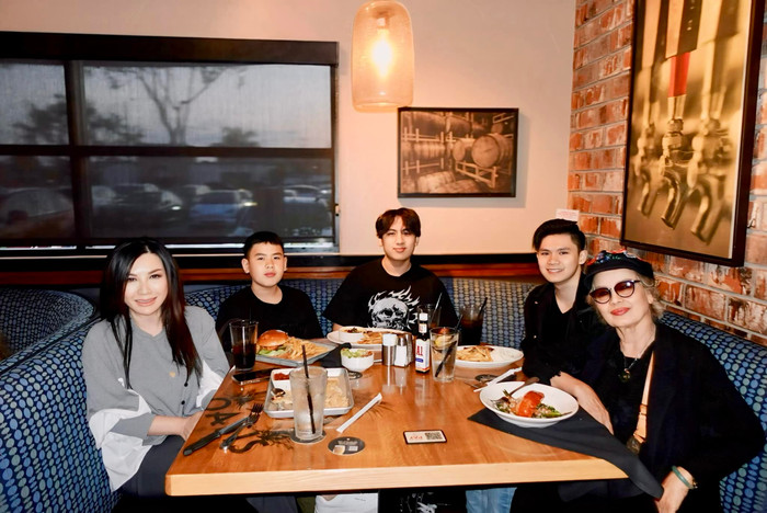 Được biết mẹ Bằng Kiều và Trizzie Phương Trinh, các con trai đều sinh sống ở Mỹ. Vì vậy khi có thời gian rảnh, hai bên đều chủ động gặp gỡ, trò chuyện. Trizzie Phương Trinh cũng thể hiện sự khéo léo, tinh tế khi gặp gỡ, trò chuyện với mẹ chồng cũ. Ảnh: FBNV