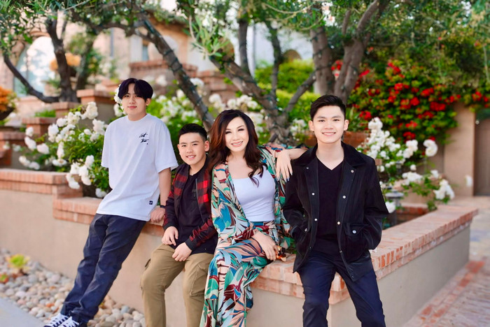 Bằng Kiều và Trizzie Phương Trinh có với nhau ba người con trai, cả ba đều được nhận xét ngày càng lộ rõ nhiều nét đẹp của bố lẫn mẹ. Ảnh: FBNV