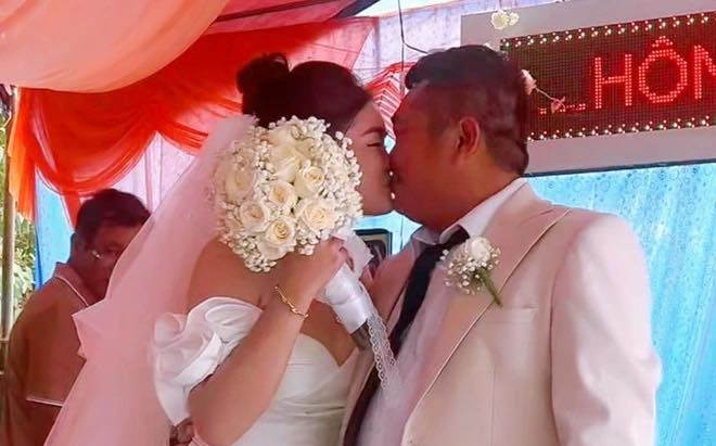 Cò 'Đất Phương Nam' hôn vợ say đắm trong ngày trọng đại Ảnh 2