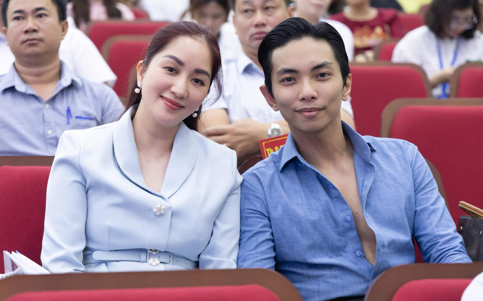 Phan Hiển 'tháp tùng' Khánh Thi đi công tác, đảm nhận việc quan trọng cho bà xã Ảnh 2