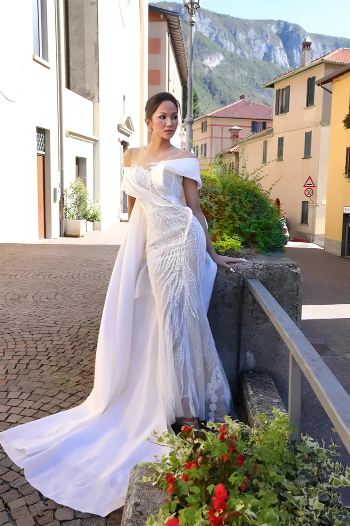 Chiếc đầm cưới này được H'Hen Niê chụp trong chuyến công tác tại trời Tây. Thời điểm khi đăng tải bức ảnh này, nàng hậu cũng nhận về nhiều câu hỏi về việc đang âm thầm chụp ảnh cưới cho hôn lễ.