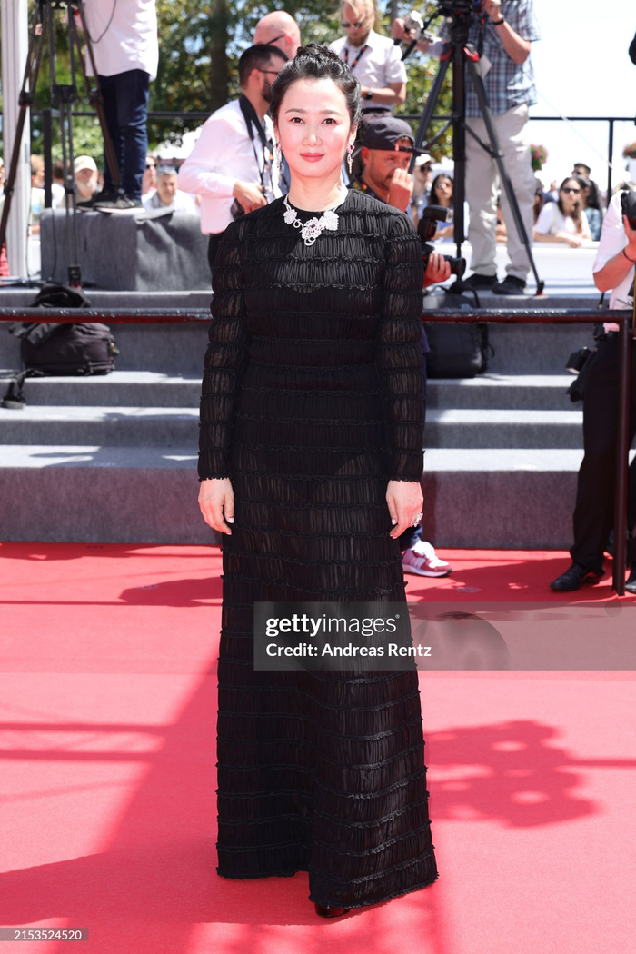 Triệu Đào búi tóc gọn gàng kết hợp cùng layout 'kín cổng cao tường' lịch thiệp nhưng không kém phần toát đậm khí chất quyền lực. 