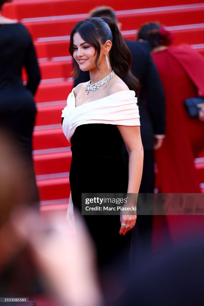 Selena Gomez tỏa sáng ở mọi góc ảnh nhờ bộ trang sức lấp lánh và mái tóc cột đuôi ngựa uốn xoăn. 