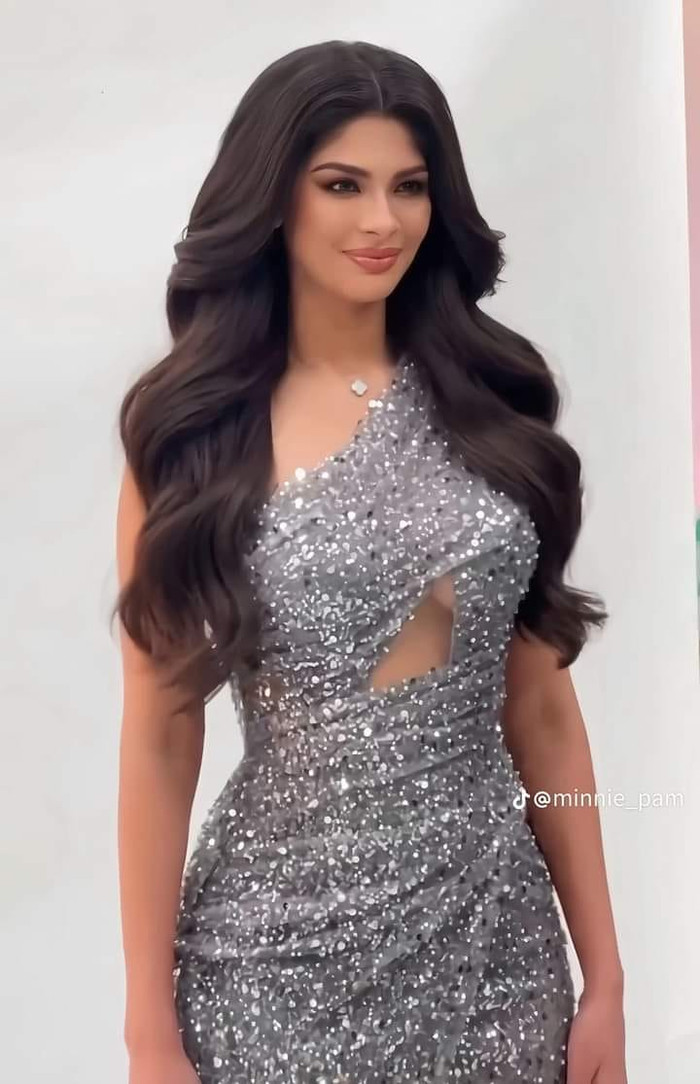 Còn nhớ, lúc đăng quang Miss Universe 2023, cô gây ấn tượng với kiểu tóc ngang vai, vừa cá tính nhưng không kém phần sexy. Lúc cô sải bước trong trang phục áo tắm, hàng triệu fan sắc đẹp đã vỗ tay không ngớt cho cô nàng cá tính có sự thay đổi chóng mặt từ Miss World sang Miss Universe. 