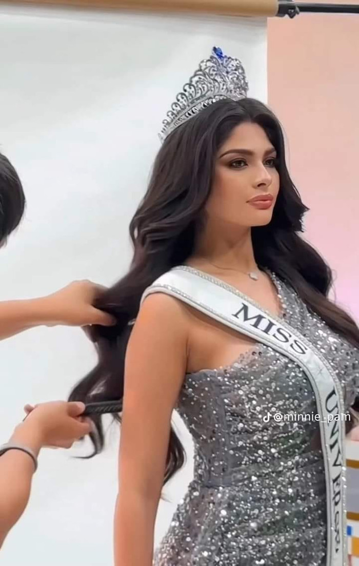 Sheynnis Palacios sở hữu chiều cao 1,8 m, nặng 55 kg, số đo ba vòng là 85-70-95 cm. Cô từng hạ gục Bùi Quỳnh Hoa cùng nhiều đối thủ nặng ký để đăng quang Miss Universe 2023. Trong phần ứng xử, khi được hỏi về người phụ nữ cô muốn được sống thử cuộc đời của họ, Sheynnis Palacios chọn nhà văn, nhà triết học Anh thế kỷ 18 Mary Wollstonecraft. Bà là tác giả nhiều tiểu luân, nghiên cứu về nữ quyền.