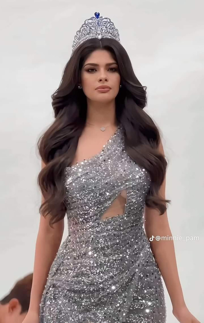 Mới đây, cô xuất hiện lạ lẫm trong một buổi chụp hình. Vẫn là thần thái ngút ngàn không có đối thủ cùng sự kiêu hãnh đậm chất Hoàn vũ nhưng nàng hậu gây lạ lẫm với kiểu tóc dài. 