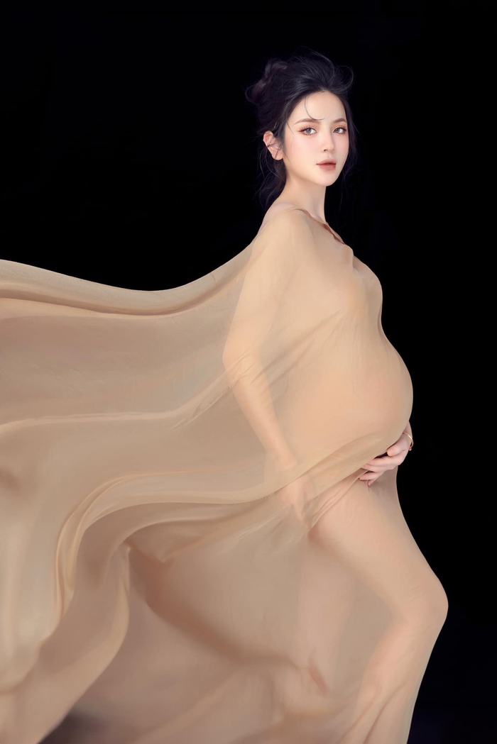 Chu Thanh Huyền sinh năm 2000, cô là hot girl chuyên livestream bán hàng sống tại Hà Nội. Người đẹp và Quang Hải vướng tin đồn hẹn hò vào năm 2021. Trong 3 năm hẹn hò, cả hai chưa từng lên tiếng xác nhận hẹn hò với công chúng nhưng thường xuyên nắm tay tình tứ bên nhau ở nhiều sự kiện quan trọng. Đến cuối năm 2023, cặp đôi xác nhận làm lễ dạm hỏi và tổ chức đám cưới vào tháng 4/2024. Trong lễ báo hỷ, Quang Hải và vợ cũng tiết lộ đã có con đầu lòng, giới tính của thiên thần nhỏ là bé trai. 