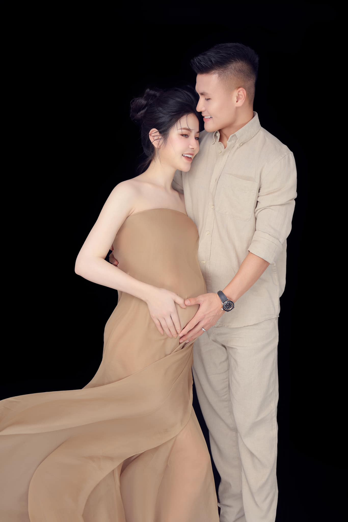 Mới đây, Quang Hải đăng tải bộ ảnh tình tứ bên bà xã Chu Thanh Huyền cùng nhóc tỳ 'tuổi rồng' sắp chào đời. Anh chàng không giấu được niềm hạnh phúc trong ánh mắt. 