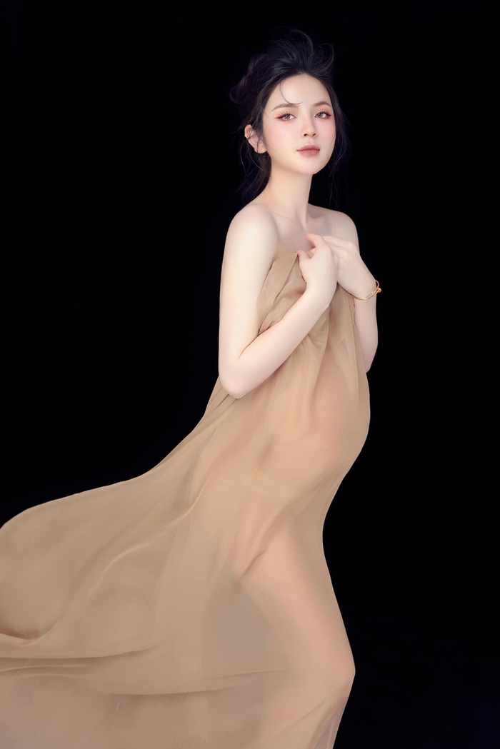 Vợ Quang Hải được khen ngợi nhan sắc vẫn xinh đẹp như thuở chưa có em bé. Thân hình của cô nàng cũng không có gì thay đổi so vớ trước, ngoại trừ 'chiếc bụng'. Trong bộ ảnh lần này, Chu Thanh Huyền chọn mặt mẫu đầm lụa màu nâu nhạt để ôm trọn đường cong trên cơ thể giúp cô dễ dàng khoe được sự phát triển của em bé trong những tháng cuối của thai kỳ. 