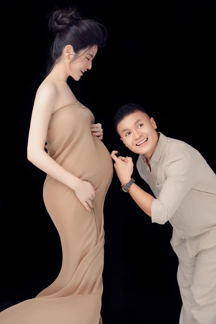 Bên dưới bài viết, nhiều người chúc mừng Quang Hải sắp đạt được mục tiêu lớn thứ 2 trong năm 2024 là chào đón em bé tuổi Rồng ra đời. Đồng thời, người hâm mộ cũng hy vọng Chu Thanh Huyền sẽ được 'mẹ tròn con vuông' trong thời gian sắp tới. 