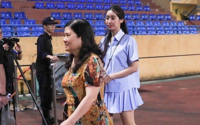 Đỗ Mỹ Linh mặc giản dị xuất hiện cùng chồng thiếu gia Ảnh 2