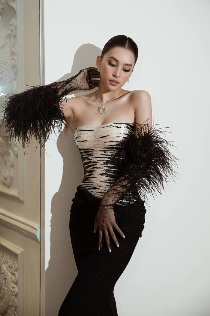 Dù 'đụng hàng' với Đồng Dao, song Hoa hậu Tiểu Vy không hề lép vế, thậm chí có phần nhỉnh hơn sao phim Hậu cung Như Ý truyện.