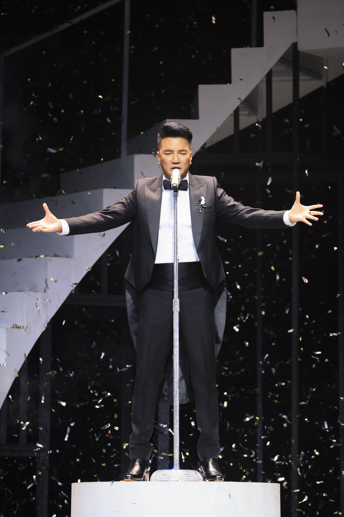 Đàm Vĩnh Hưng 'cháy' hết mình trong 4 tiếng liveshow diễn ra.