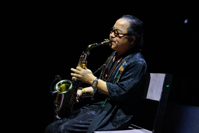 Sự góp mặt của nghệ sĩ saxophone Trần Mạnh Tuấn khiến nhiều khán giả xúc động.
