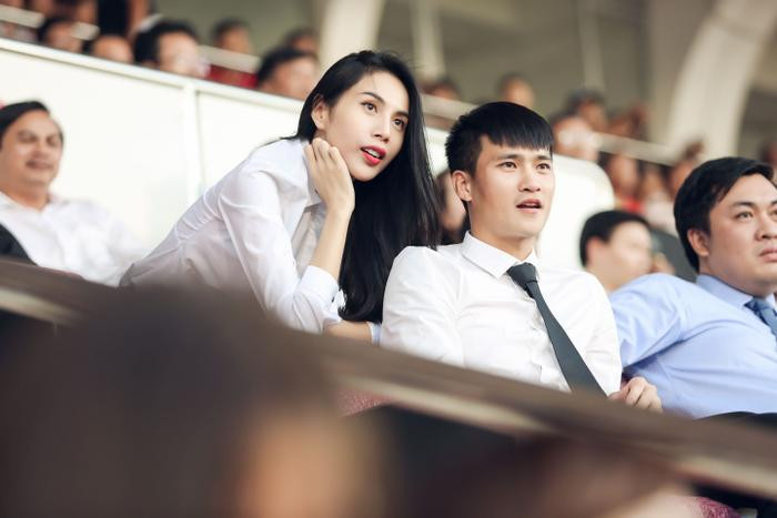 Thủy Tiên luôn xinh đẹp trên khán đài cùng Công Vinh.