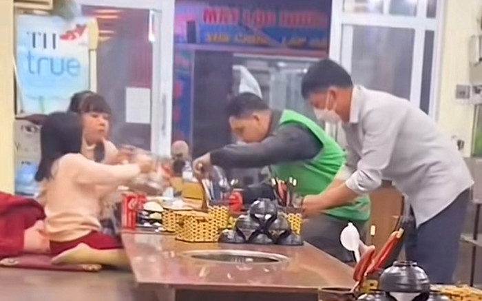 Nam shipper gửi 2 con ở quán ăn rồi tranh thủ giao hàng cho khách khiến cộng đồng mạng xúc động Ảnh 2