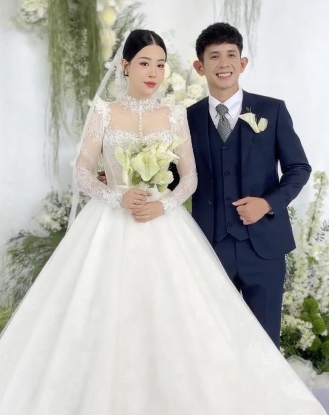 Bầu Đức chung khung hình cùng vợ chồng Hồng Duy - Kiều Oanh tại đám cưới, nhan sắc cô dâu 'gây sốt' Ảnh 2