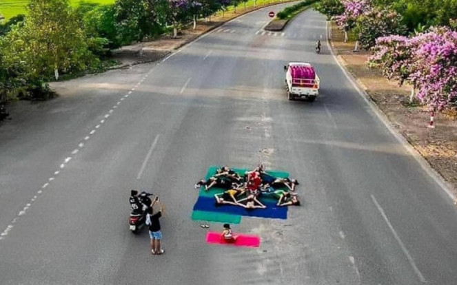 Xử phạt nhóm phụ nữ tập yoga nằm, ngồi giữa đường để chụp hình Ảnh 2