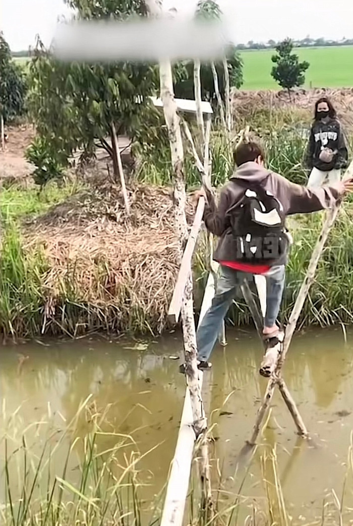 Chàng thanh niên đã lấy bản thân làm ví dụ cho bạn mình xem.