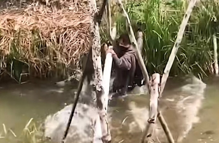 Kết quả bị té lọt mương.